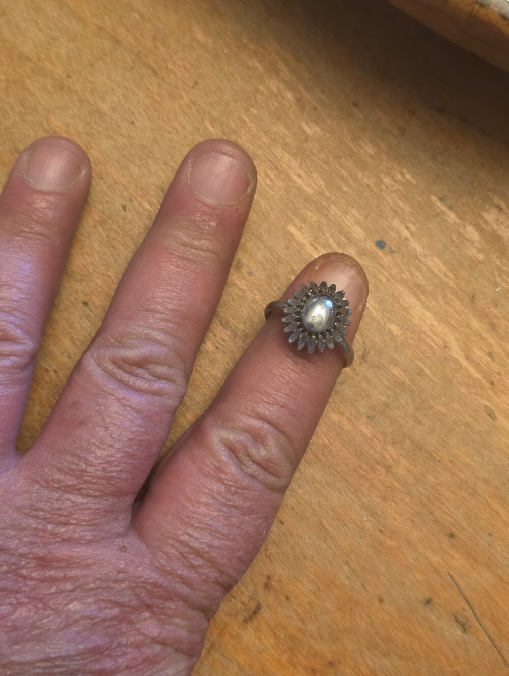 Silver Sunflower Vogue Signed Ring On Silver Tone Band Unknown Metal